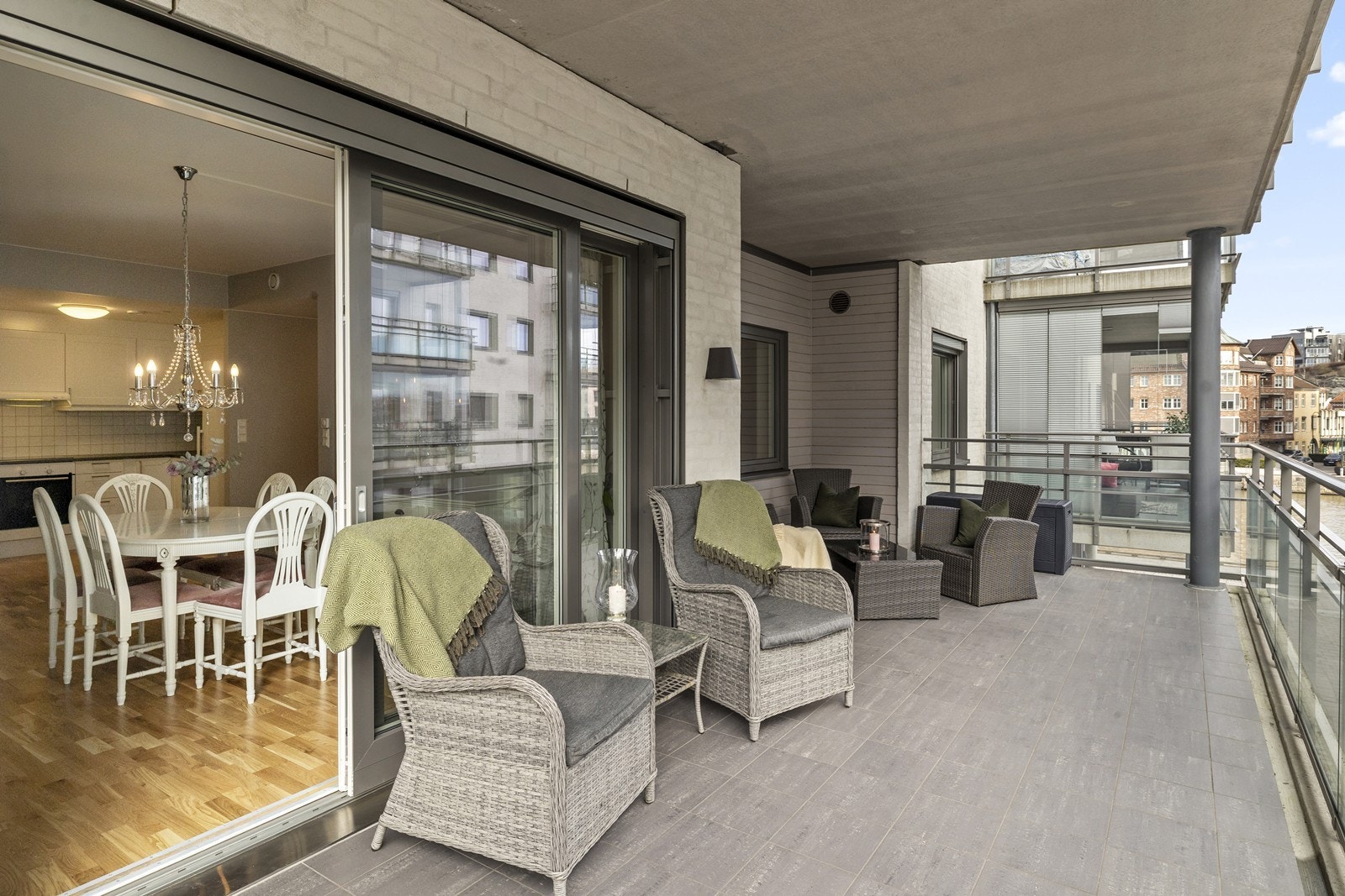 Stor skyvedør ut til balkongen fra stuen. Galleribilde