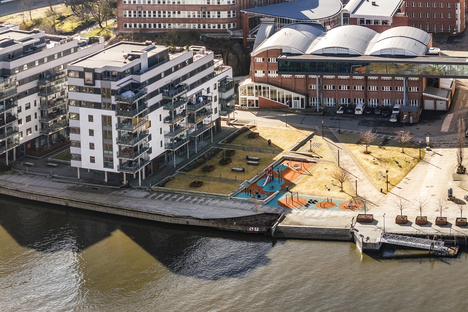 Nærområdet er preget av moderne arkitektur, grønne lunger og nærhet til elva. Galleribilde