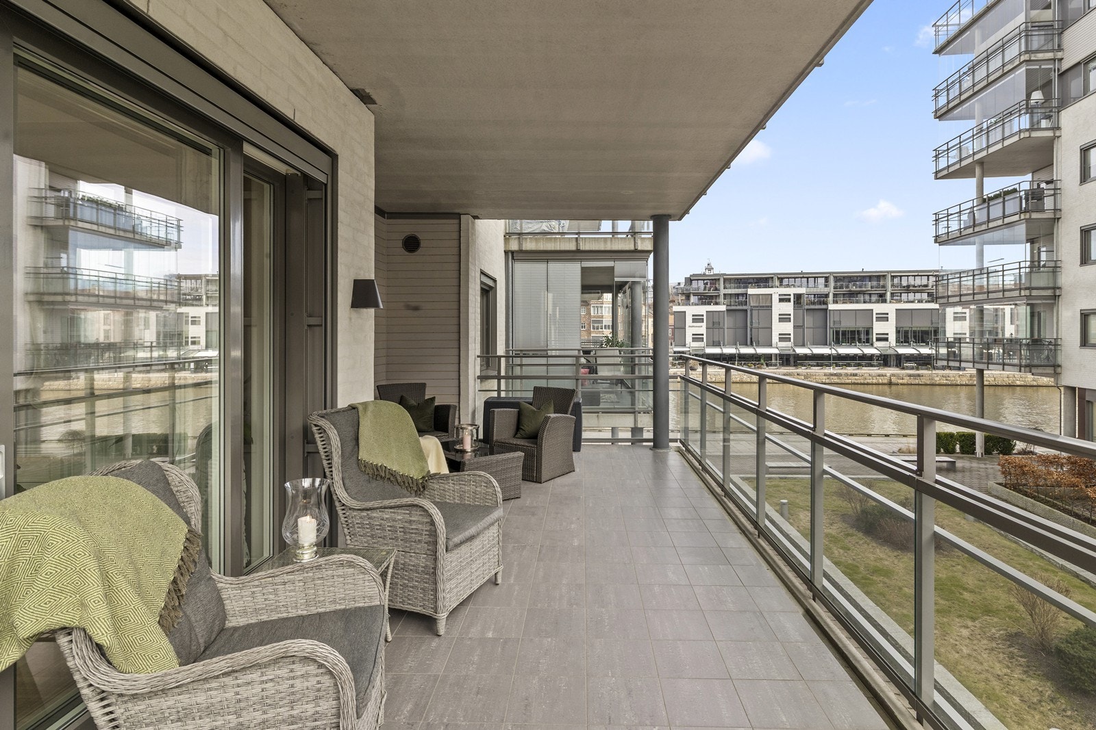 Verandaen har flisgulv og et elegant rekkverk i glass og aluminium, som sikrer utsikten. Galleribilde