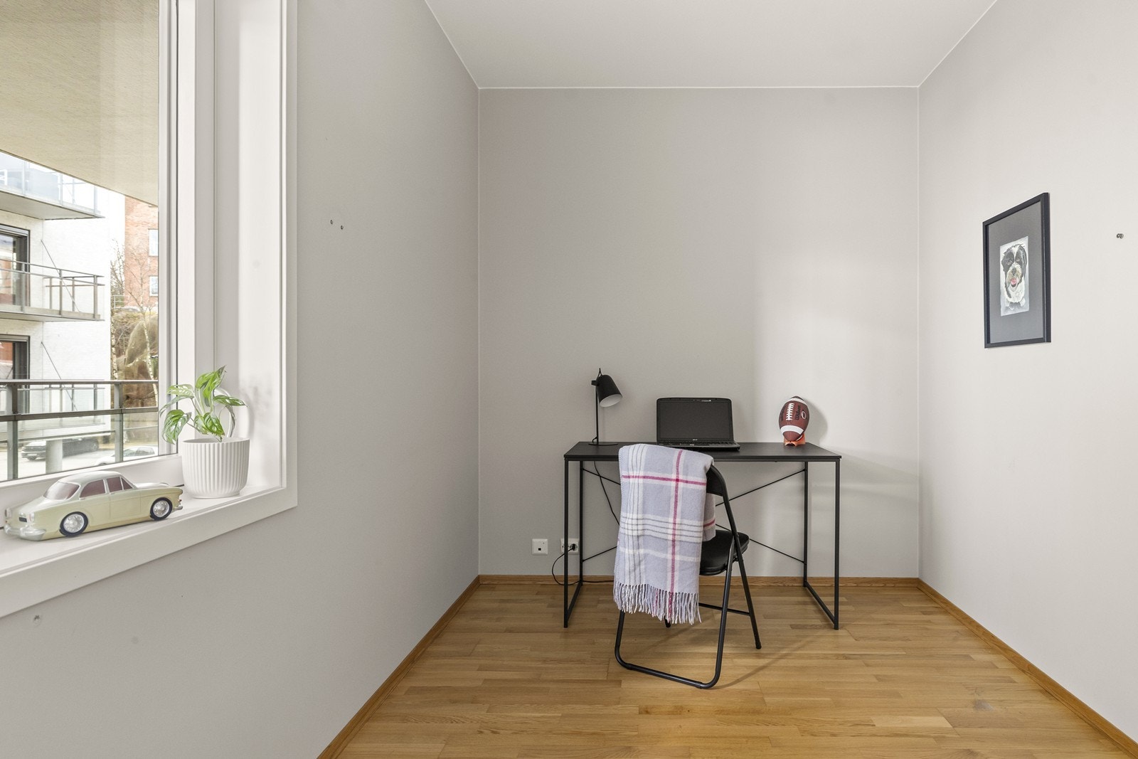 Det andre soverommet passer også utmerket som gjesterom eller hjemmekontor. Galleribilde