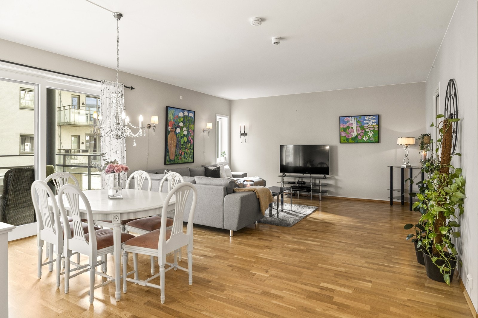 Veggflatene i leiligheten er glatte og malt med en lys farge. Galleribilde