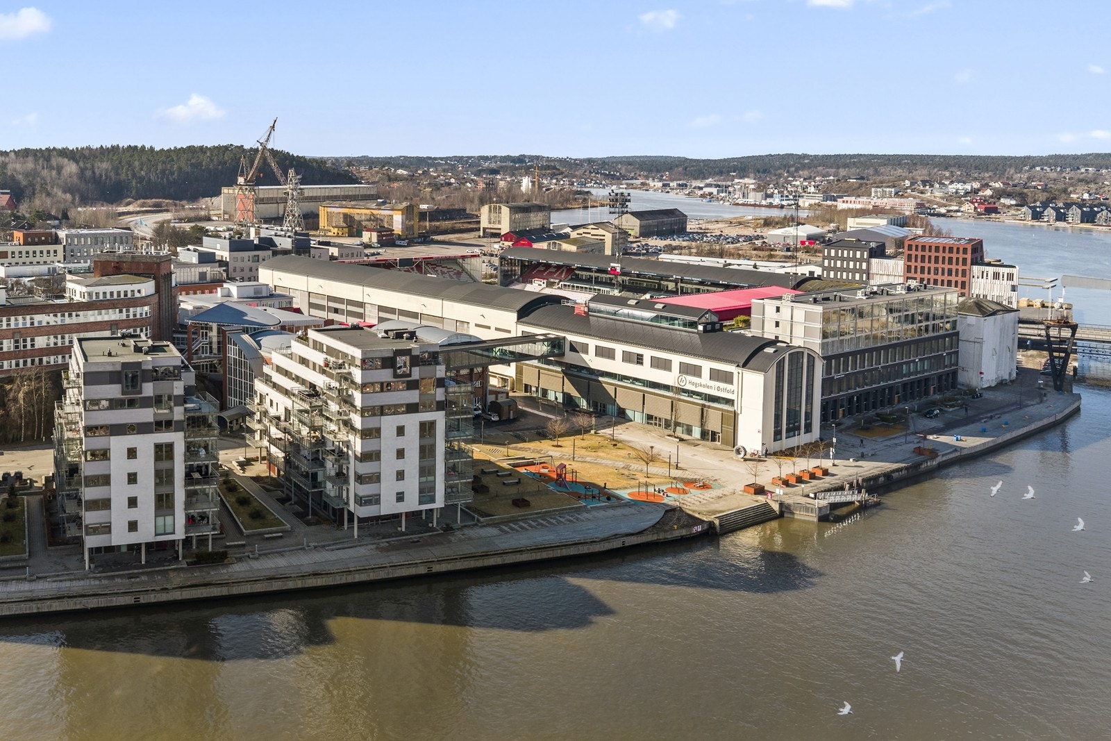 Det er gangavstand til Fredrikstad stadion, dagligvarebutikker som f.eks. Rema 1000, og et godt utvalg av servicetilbud. Galleribilde