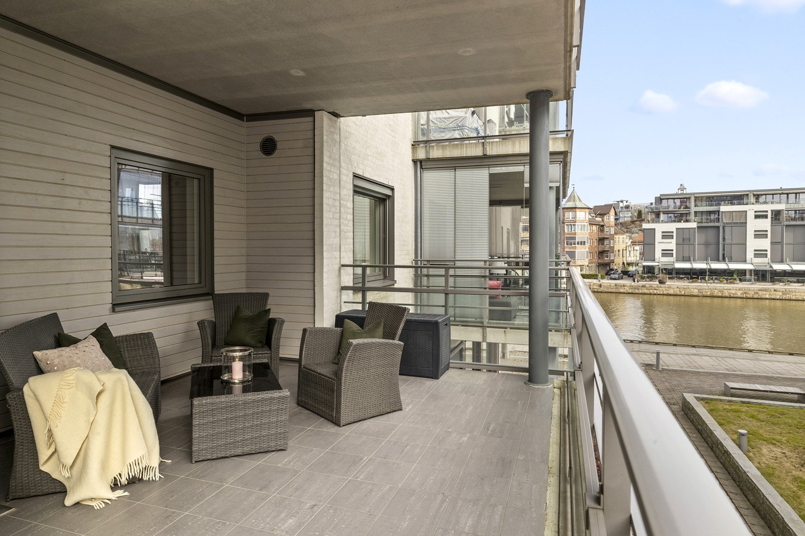 Den overbygde konstruksjonen gjør at uteplassen kan nytes store deler av året. Galleribilde