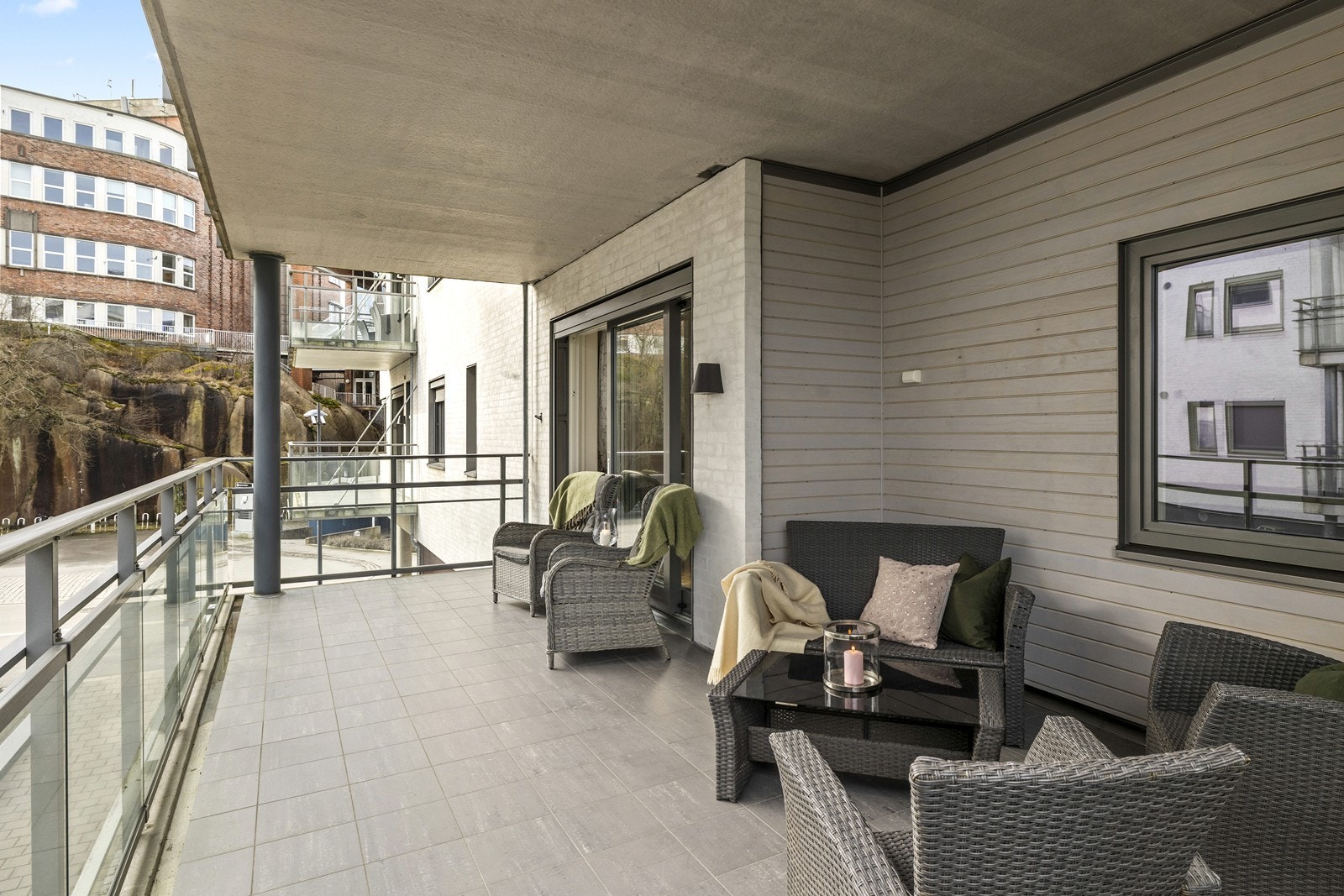 Den overbygde verandaen på 23 m² er en flott forlengelse av stuen, med god plass til utemøbler. Flere andre seksjoner har glasset inn balkongen. Galleribilde