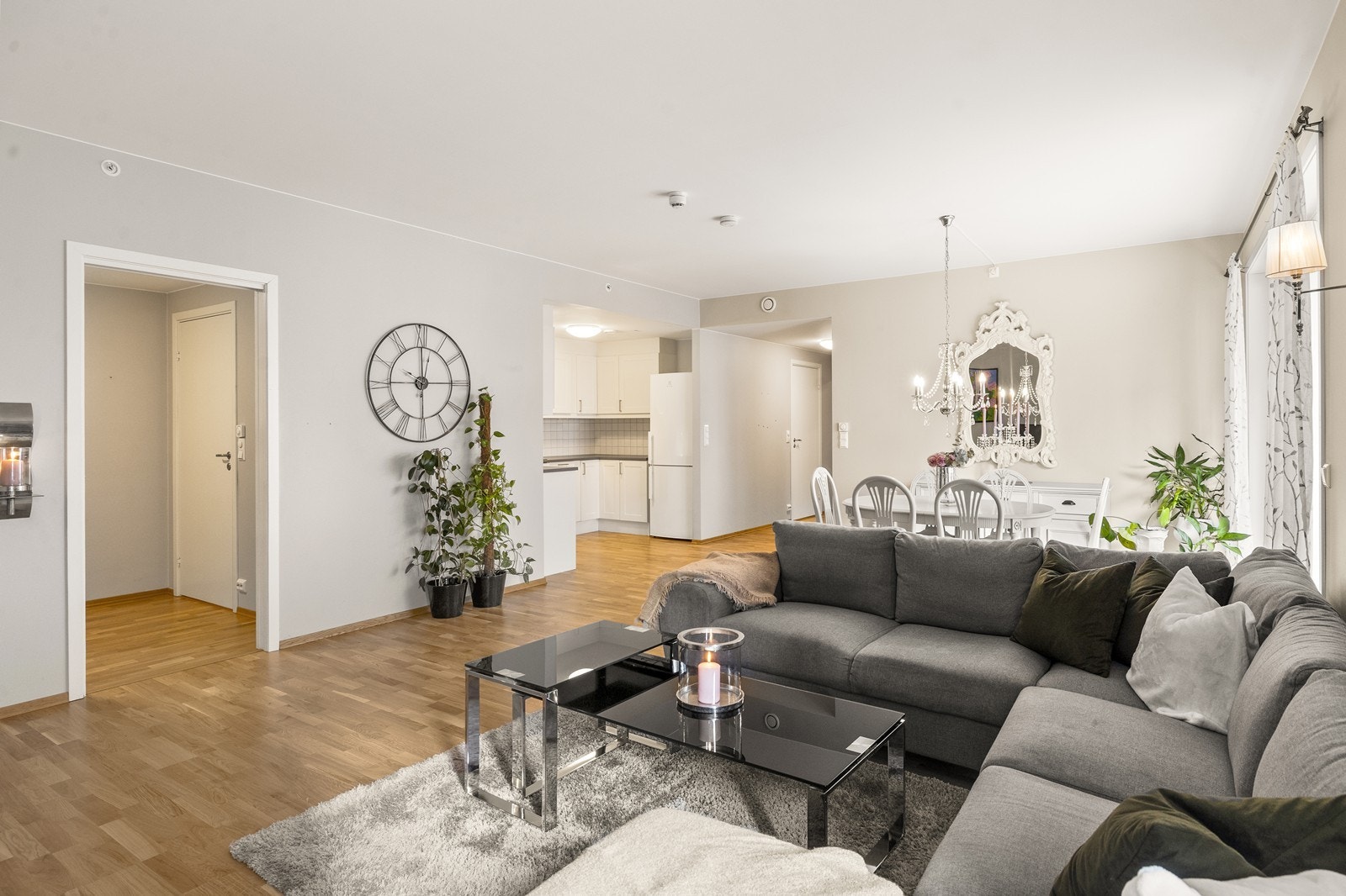 Stuen er romslig og det er god plass til både sofagruppe og spisestue uten at det vil føles trangt. Galleribilde