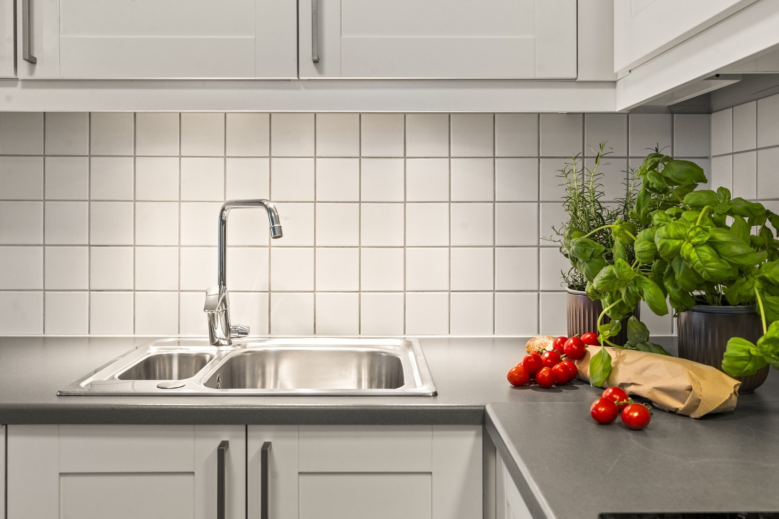 Kjøkkenet er utstyrt med vannstoppsystem og komfyrvakt for ekstra sikkerhet. Galleribilde