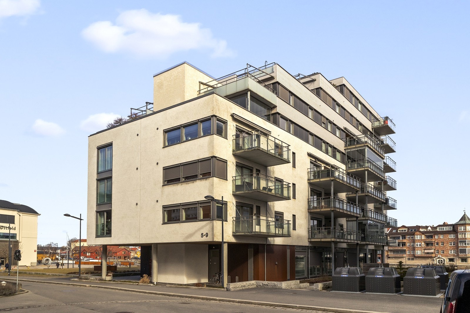 Moderne boligblokk fra 2017 med en kombinasjon av teglstein, trepanel og fasadeplater. Galleribilde