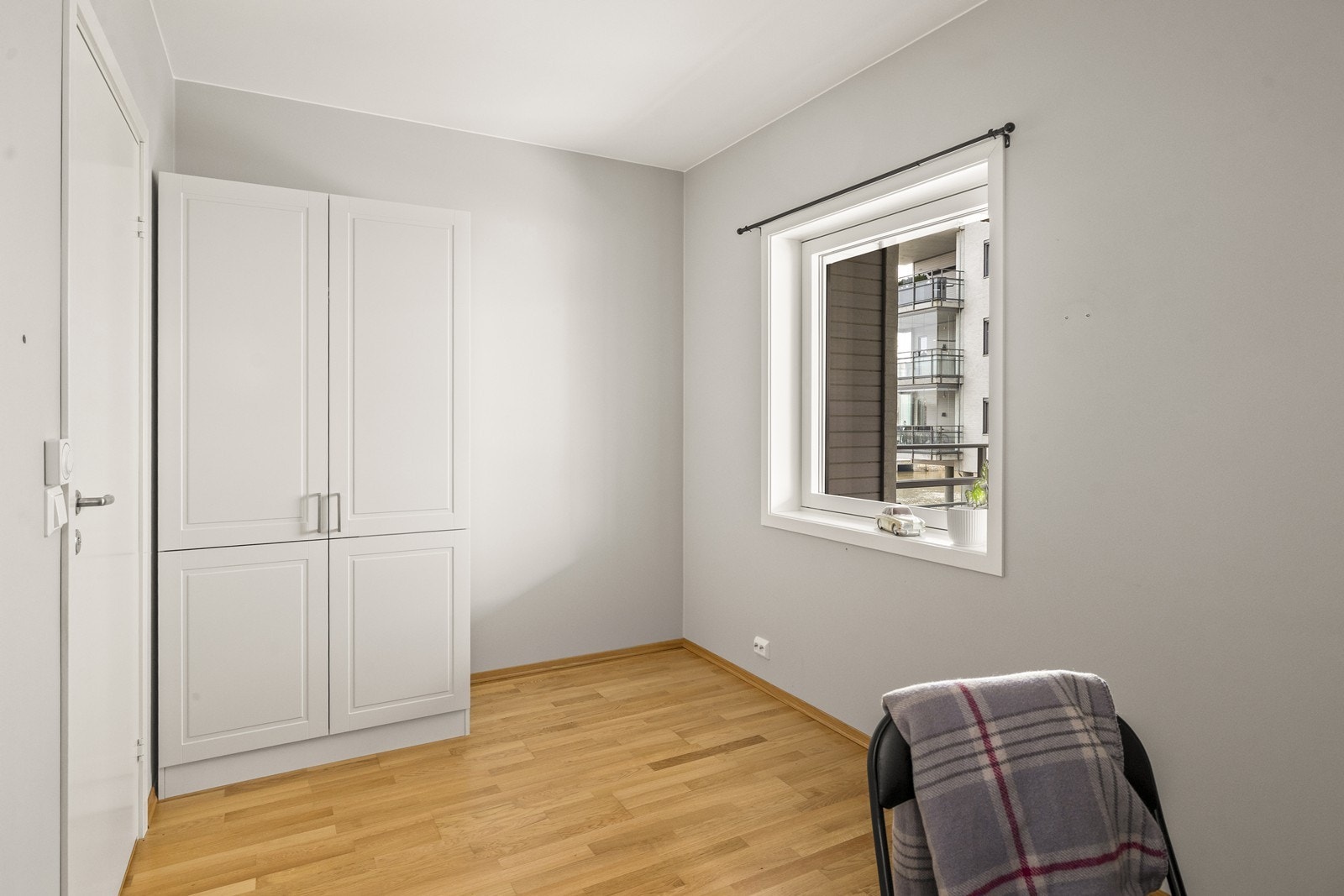 Også dette soverommet har parkett på gulv og malte, lyse flater. Galleribilde