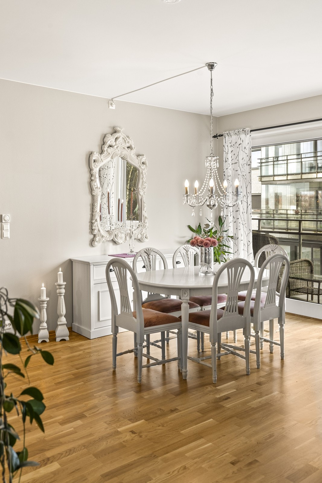 God plass til spisestue og veggseksjon. Galleribilde