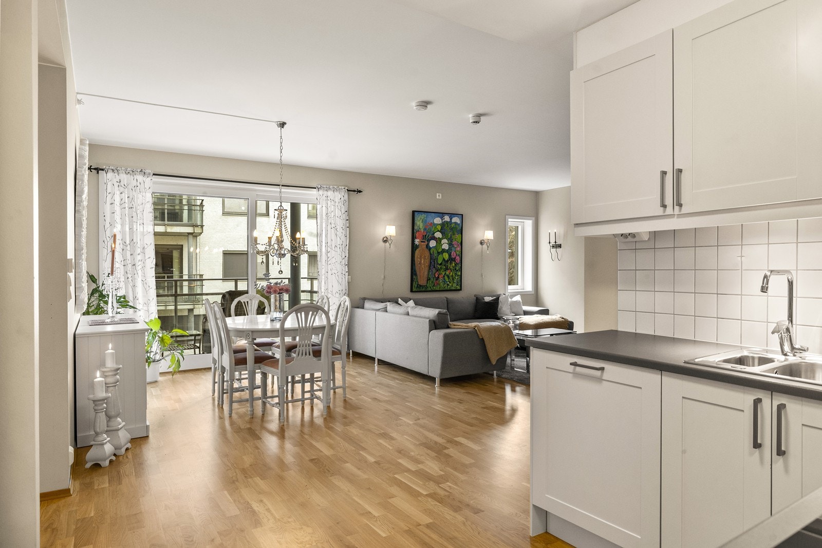 Romslig kjøkkenkrok, åpent inn til stuen gir ekstra god romfølelse. Galleribilde