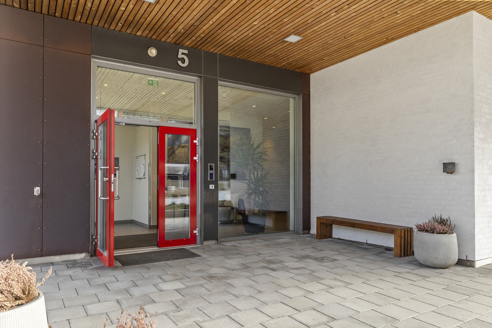 Pent, overbygget inngangsparti til blokka. Medfølgende parkeringsplass i felles garasjekjeller. Galleribilde