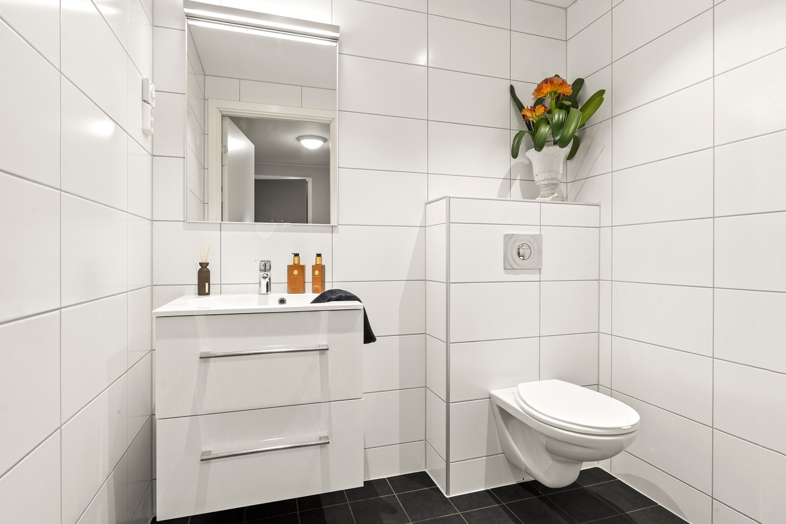 Leiligheten har eget gjestetoalett, også dette med fliser, vegghengt toalett og vannbåren gulvvarme. Galleribilde