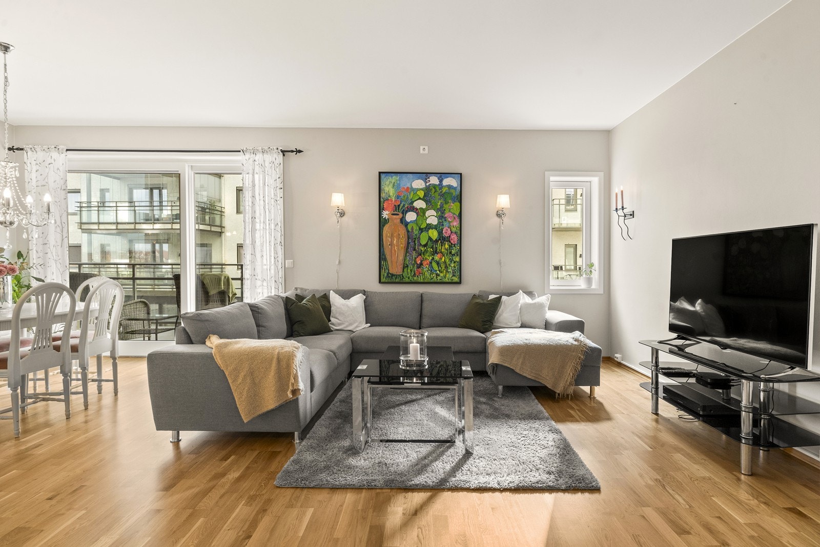 Hele leiligheten har behagelig vannbåren gulvvarme som sikrer jevn temperatur, levert via fjernvarme. Galleribilde