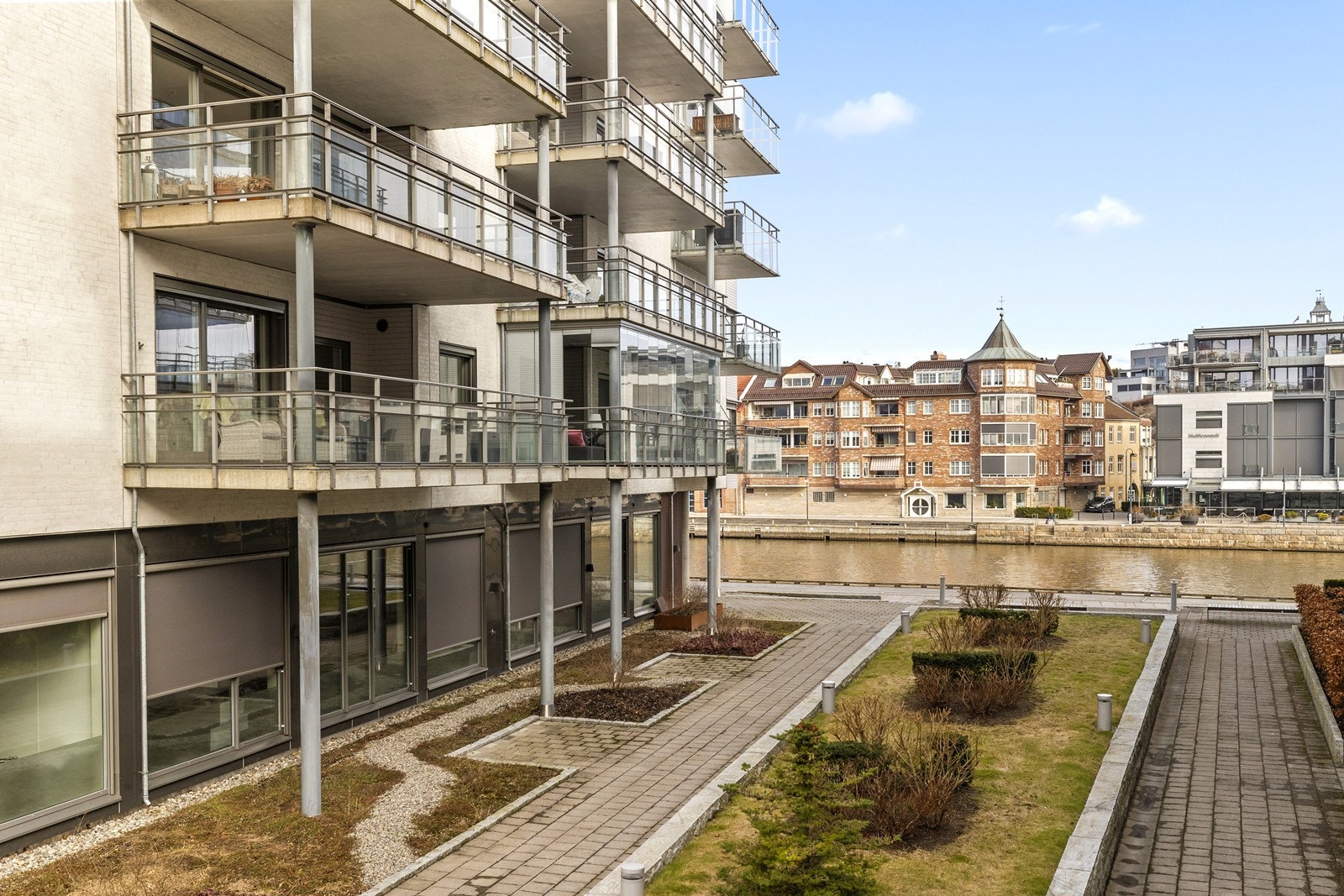 Fra leiligheten og fellesområdene er det utsikt mot elven og de pent opparbeidede utearealene. Galleribilde