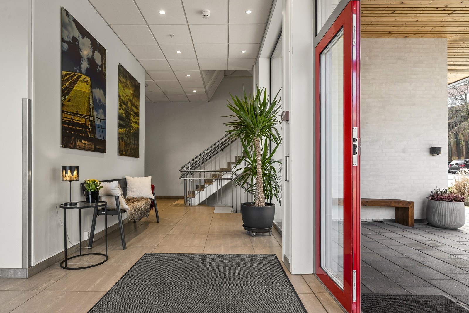 Bygget har et representativt og innbydende inngangsparti med heisadkomst til alle etasjer inklusive garasjekjeller. Galleribilde