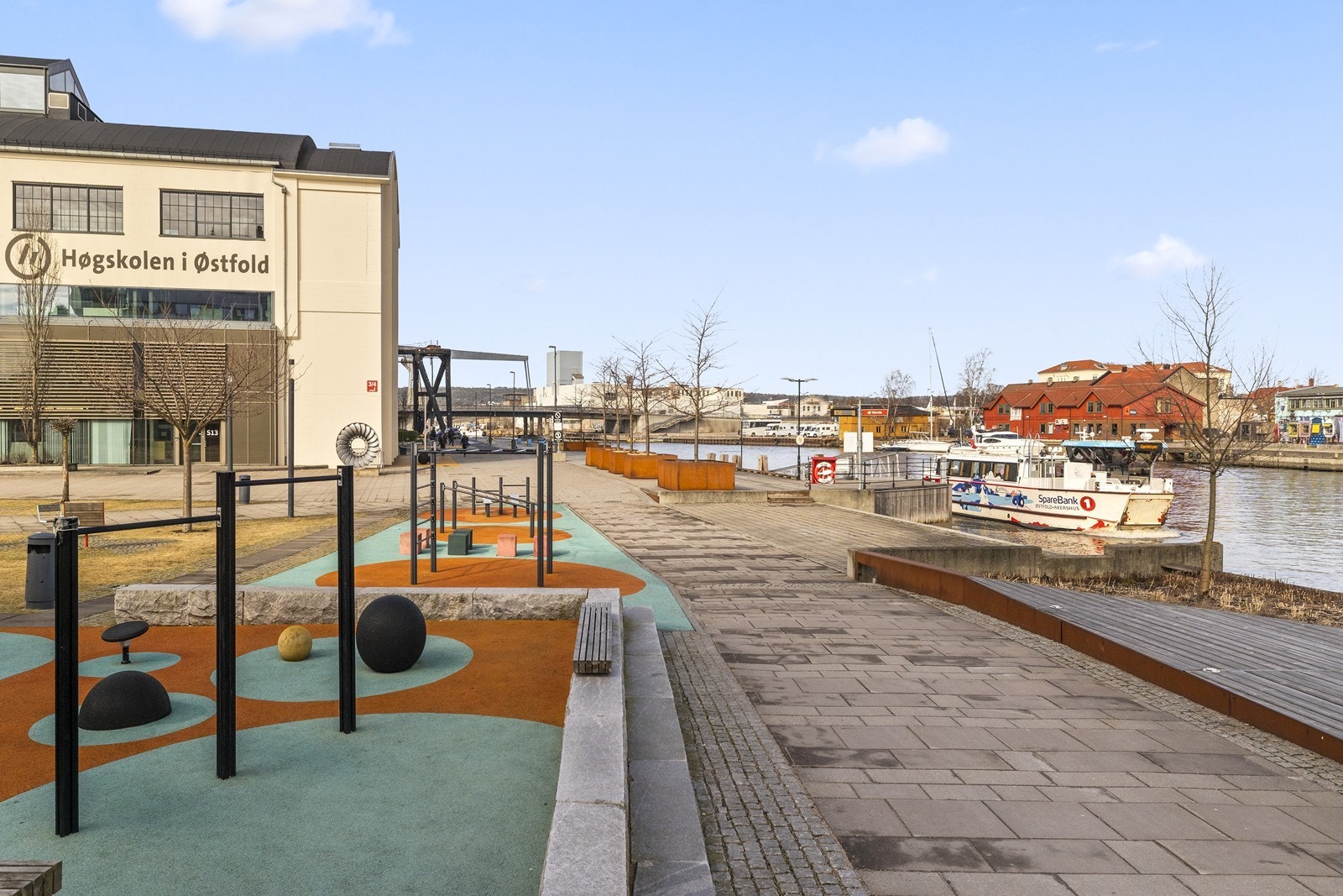 Langs elvepromenaden finner du treningsparker, sosiale soner og fergeanløp for Byfergen. Høgskolen i Østfold og Værstetorvet er kun få minutter unna. Galleribilde