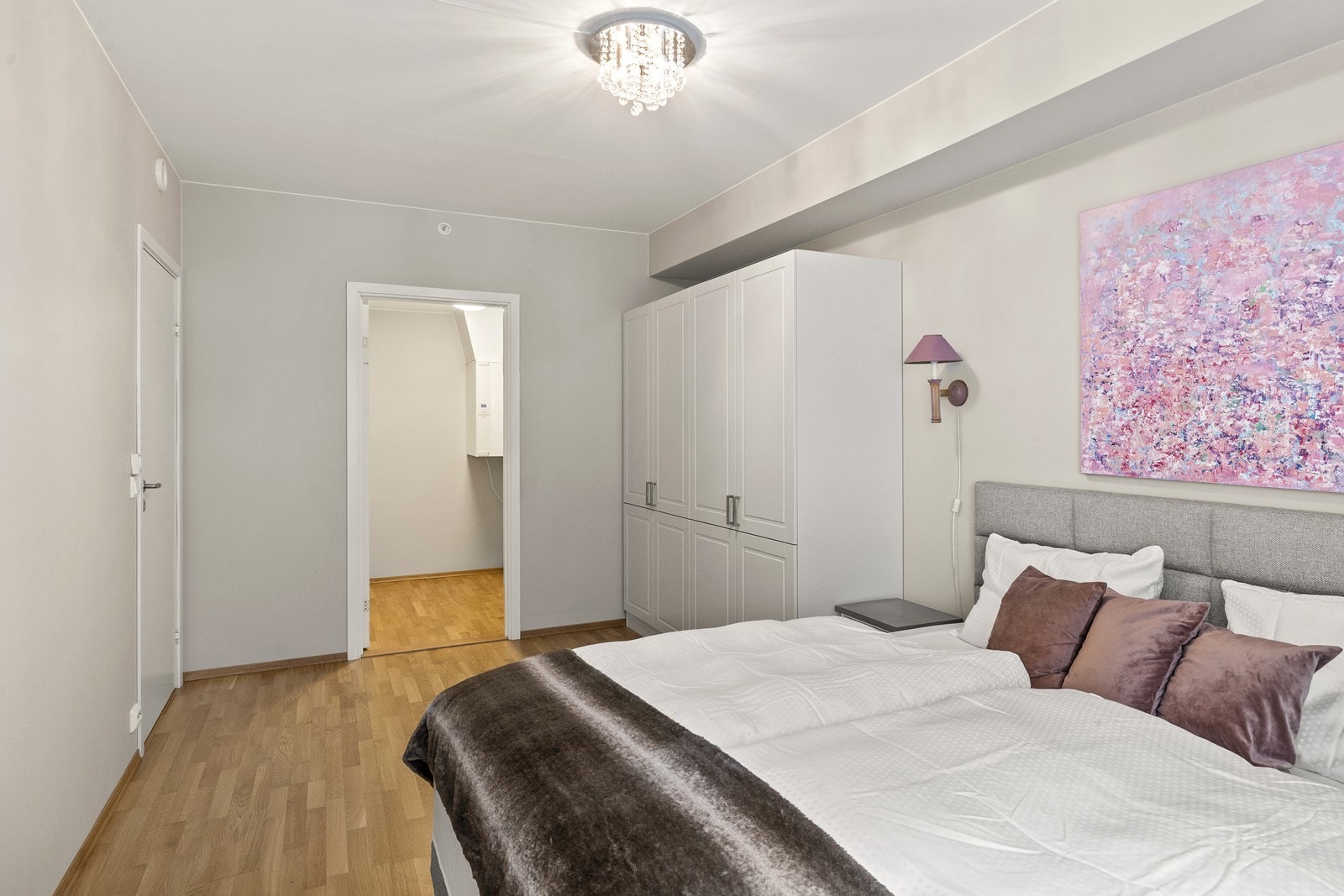 Fra soverommet er det direkte inngang til et praktisk walk-in closet. Galleribilde