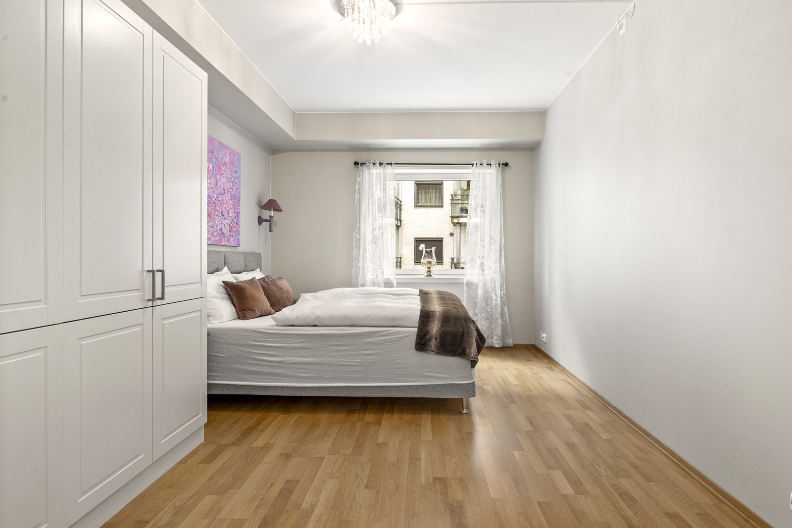 Hovedsoverommet er romslig, med god plass til dobbeltseng og garderobeløsning. Galleribilde