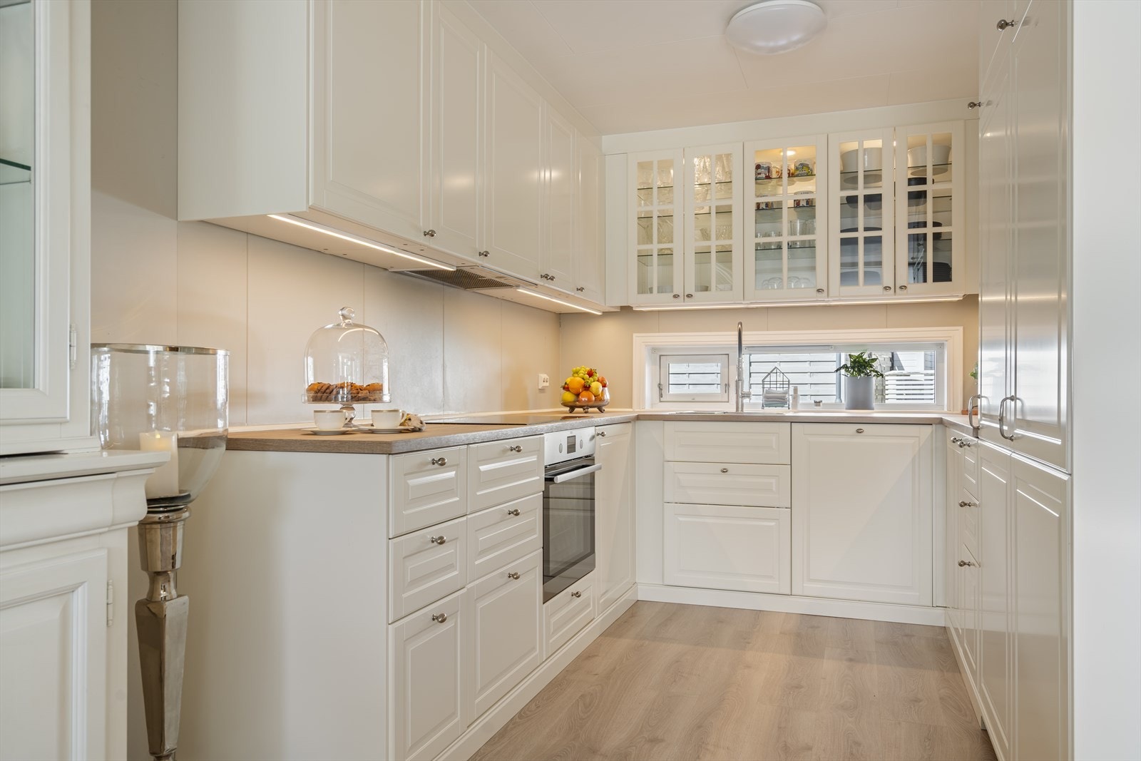 Det er rikelig med både skap- og benkeplass på kjøkkenet. Galleribilde