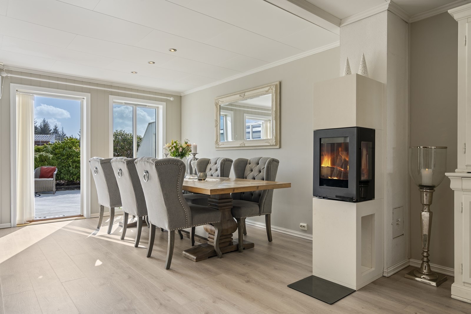 Det er god plass til både spisebord og sofagruppe i stuen. Galleribilde