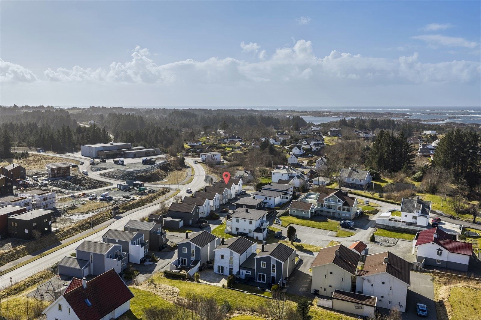 Sentral beliggenhet i Veavågen med gangavstand til både Vea barneskole og dagligvare. Bussholdeplass like nedenfor boligen. Galleribilde