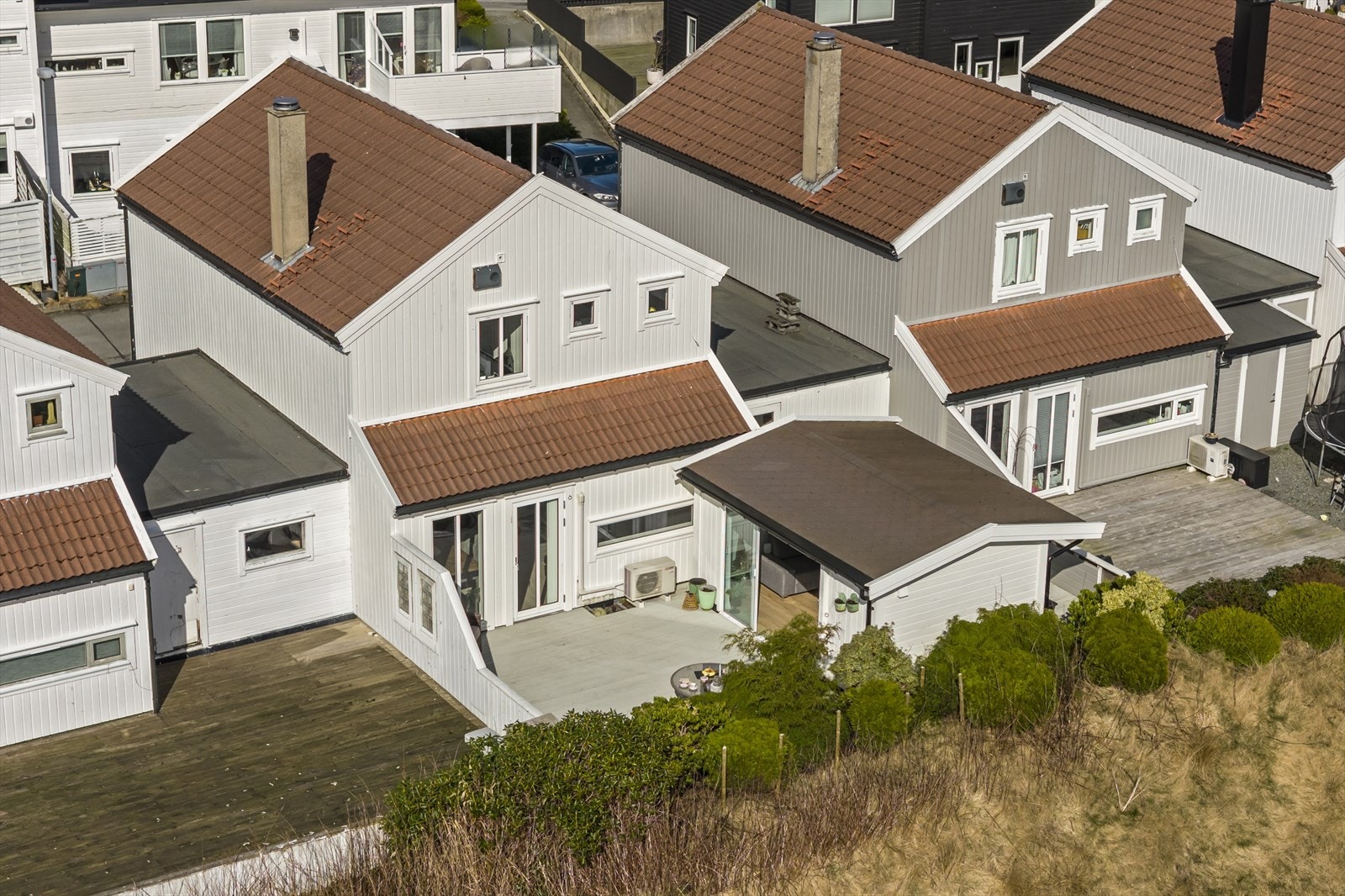 Boligen har et flott usjenert uteområde med hagestue Galleribilde