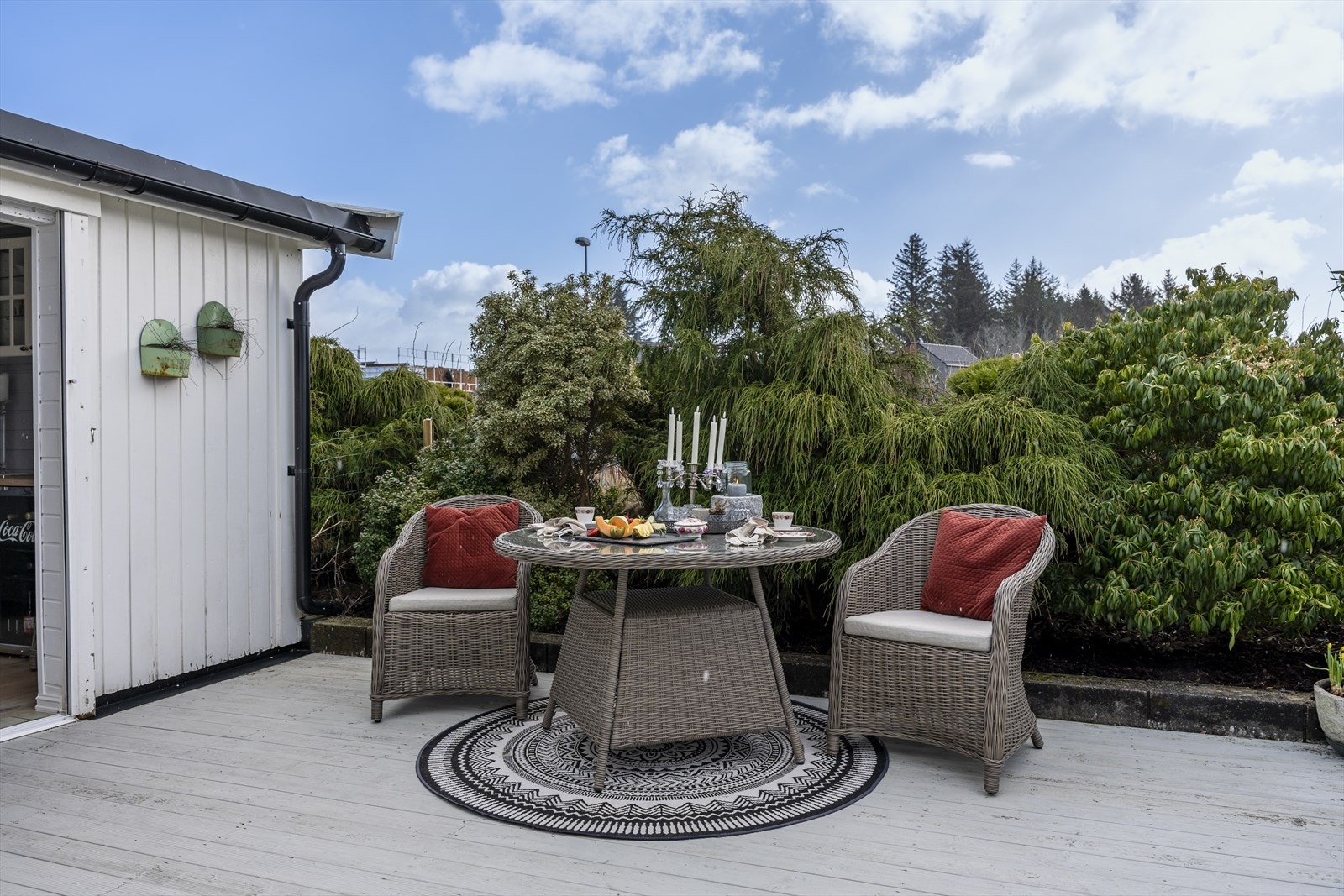 Usjenert terrasse med hagestue Galleribilde