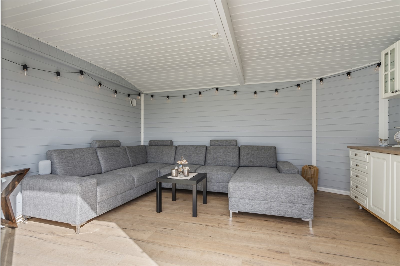 Lekkert innredet hagestue med "utekjøkken". Galleribilde