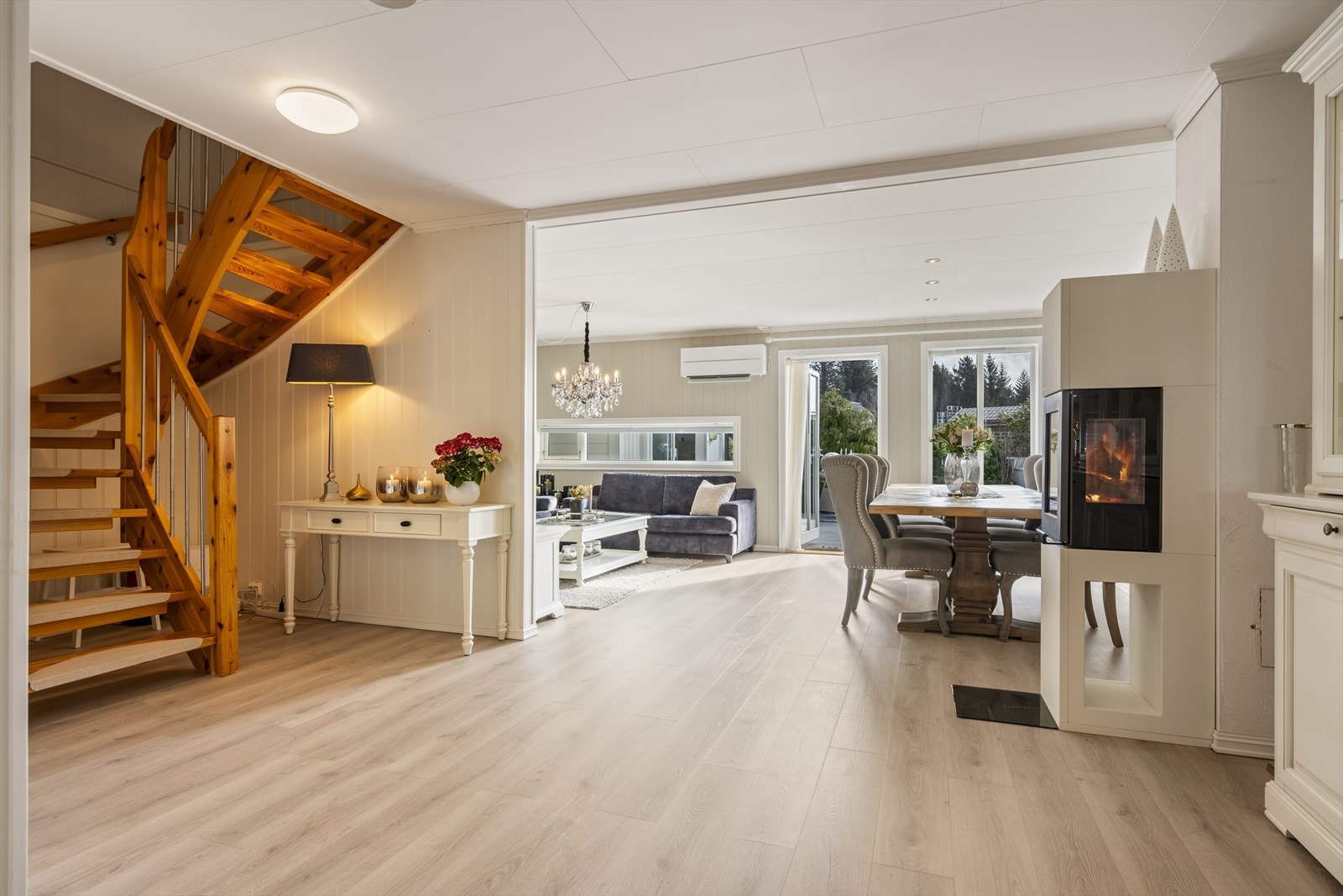 Vegg mellom stue og kjøkken ble i 2023 fjernet, og det ble da lagt nye gulvoverflater i hele rommet. Galleribilde