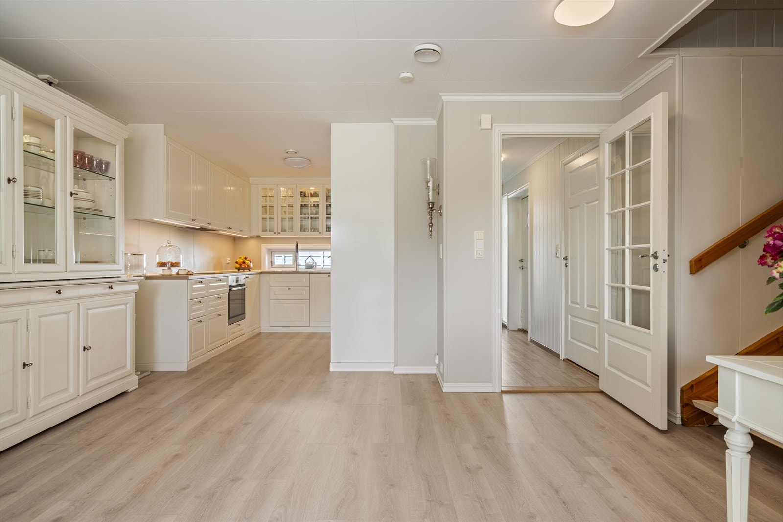 Svært lekker kjøkkeninnredning med integrerte hvitevarer fra 2023. Galleribilde