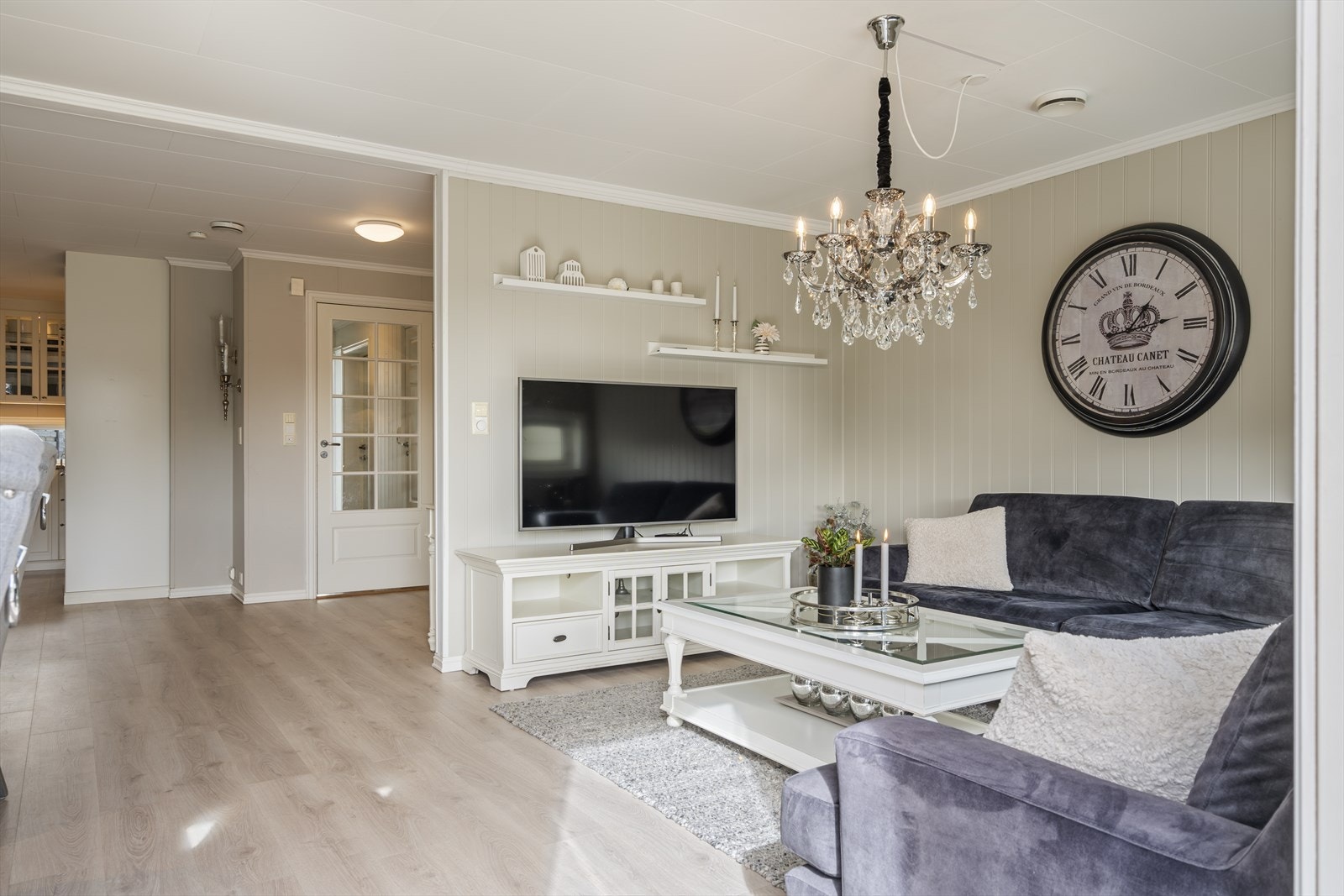 Lys og lekker stue i åpen løsning til kjøkkenet. Galleribilde