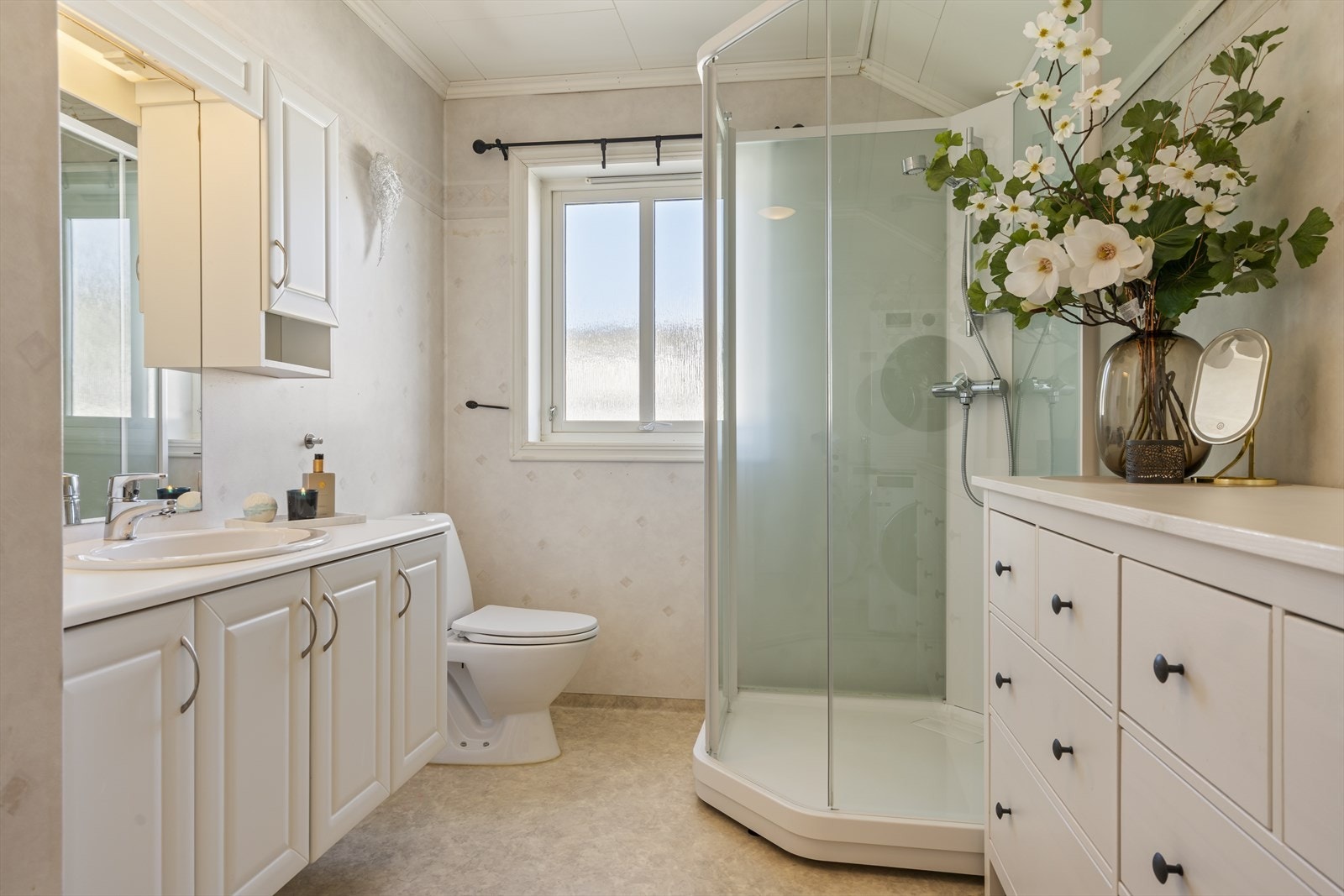 Hovedbad i 2. etasje. Her er det også opplegg for vaskemaskin. Galleribilde