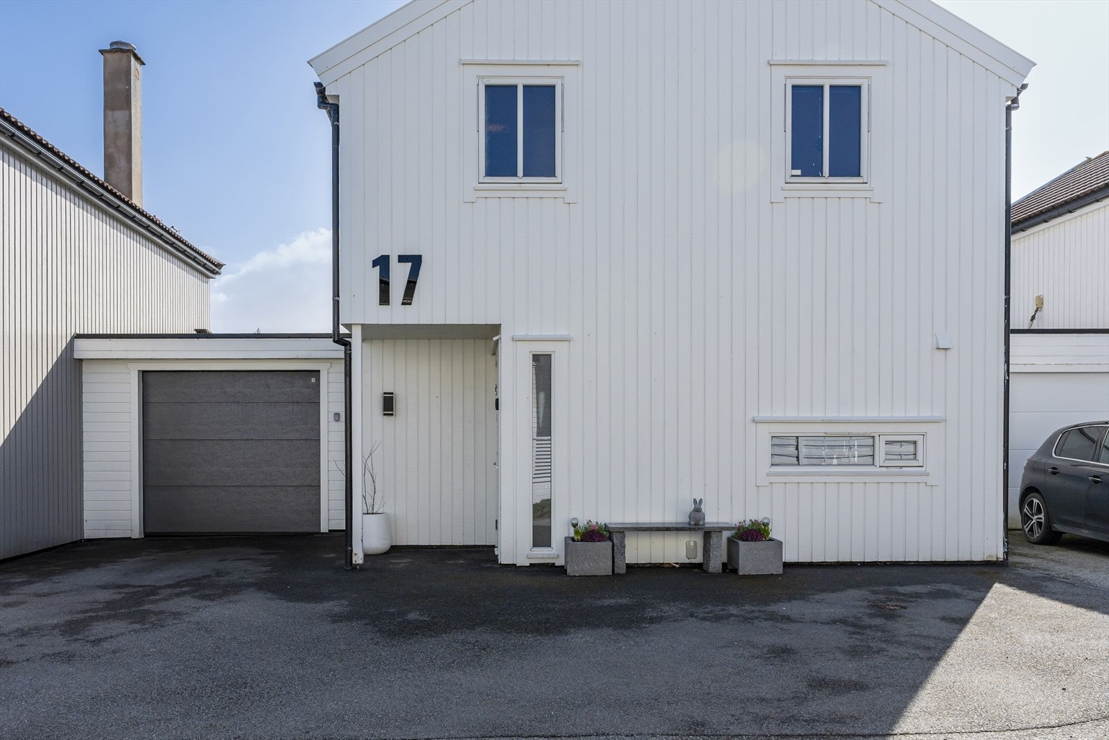 Asfaltert gårdsrom og garasje. Galleribilde