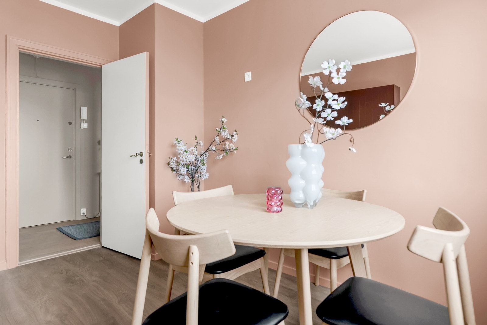 Kjøkkenet har plass til eget spisebord/frokostbord Galleribilde