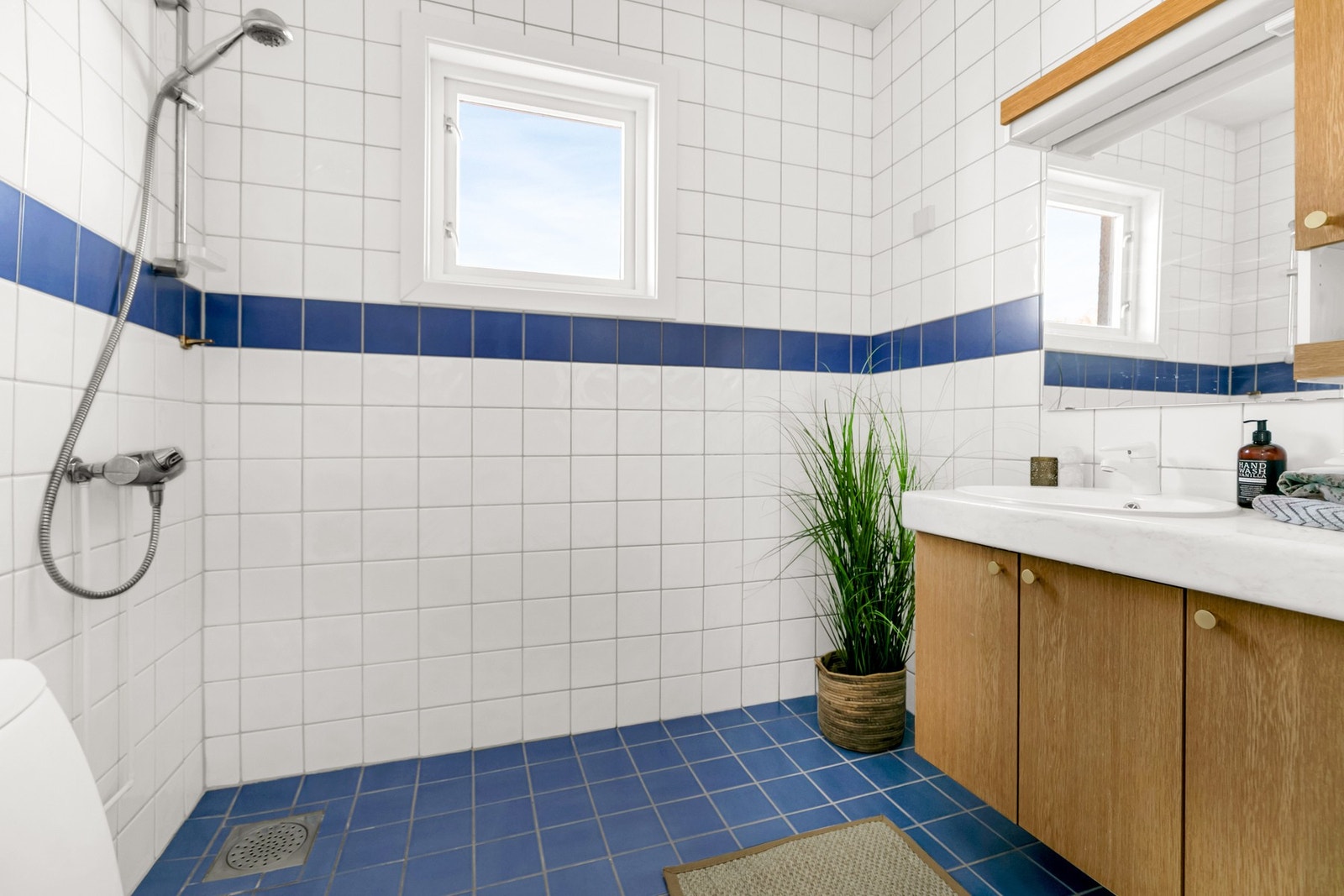 Flislagt bad med dusj, wc og baderomsinnredning Galleribilde