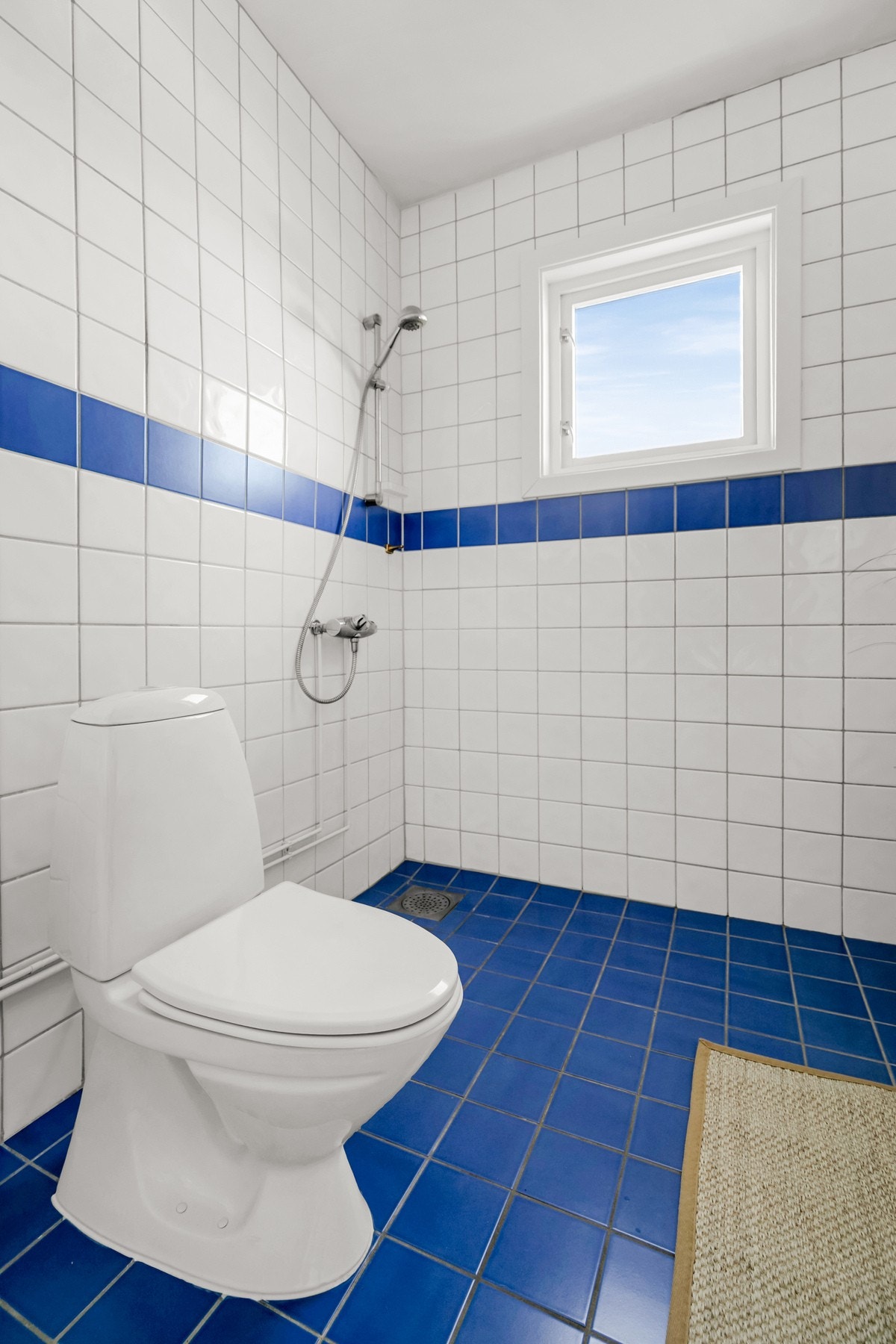 Badet har gulvvarme og opplegg for vaskemaskin Galleribilde