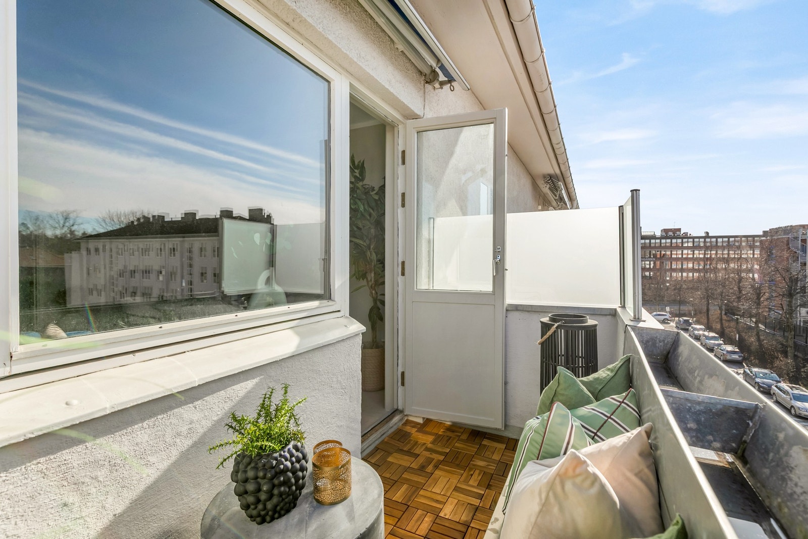 Balkong med med plass til utemøbler og grill Galleribilde