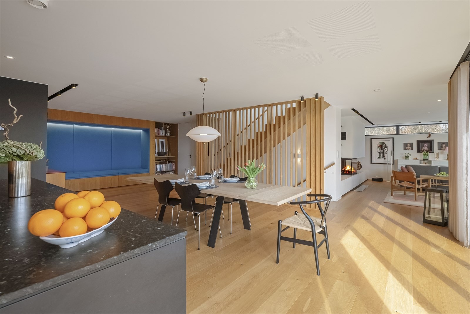 Et nydelig oppholdsrom med flere spennende soner. Sikre kjennetegn på Wilhelmsen arkitekturen er typisk de stedbygde benkene og smarte løsninger med ventilasjon og belysning Galleribilde