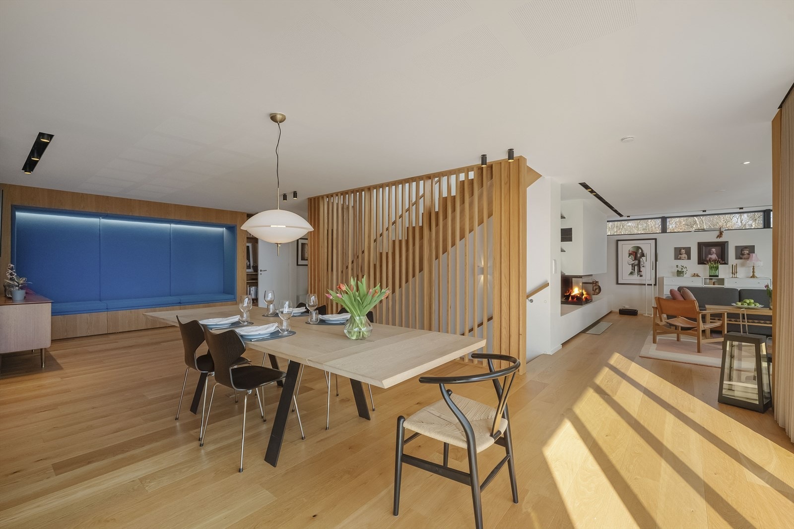 Perforert gips i taket for å lette akustikken Galleribilde