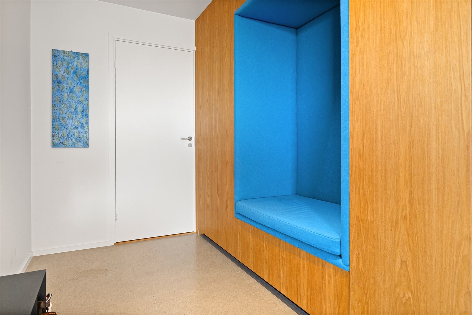 Gang ned med inngang til gjestetoalett (ikke ferdig innredet) Galleribilde