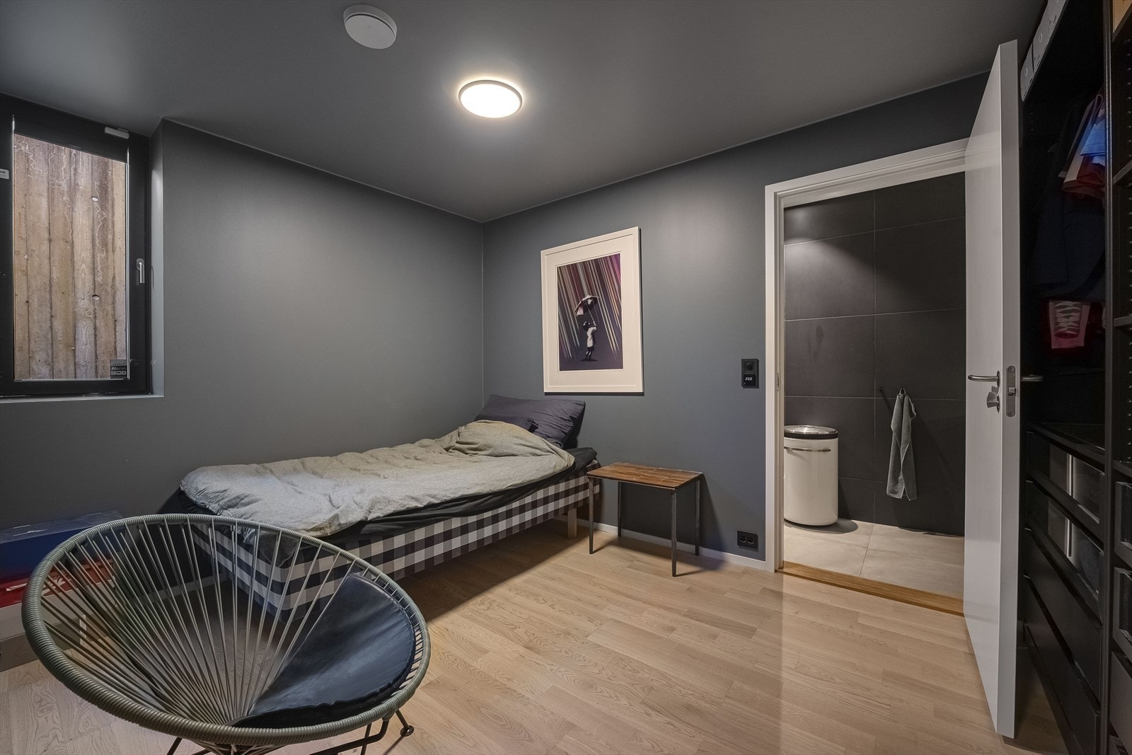 Soverom nr 2 i første etasje med egen inngnag og tilhørende bad. Perfekt som ungdomsrom Galleribilde