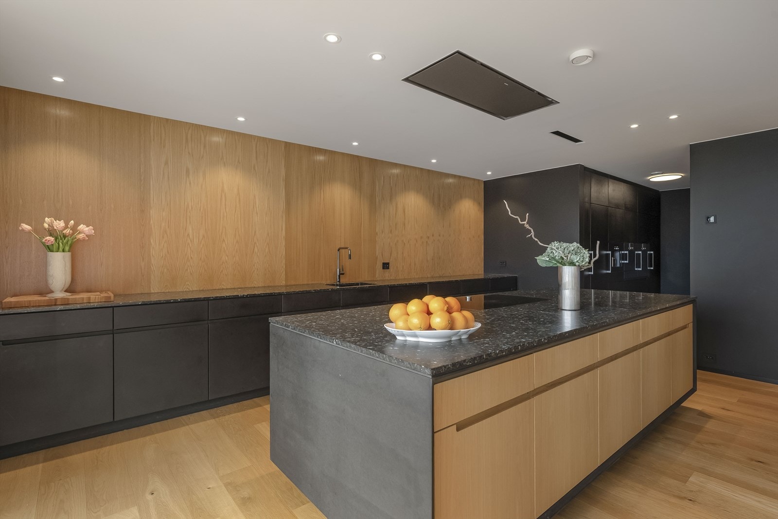 Kjøkkenet tegnet og bygget Tjerand Fine Furniture og med hvitevarer fra Gaggenau. Solid benkeplate i stein. Galleribilde