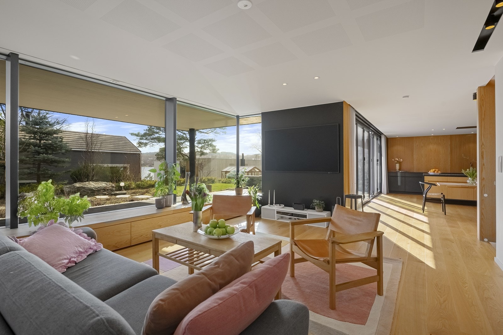 Store vindusflater i aluminium fra Schuco. Samme med foldedører. Eiken bryter opp de røffe detaljene Galleribilde