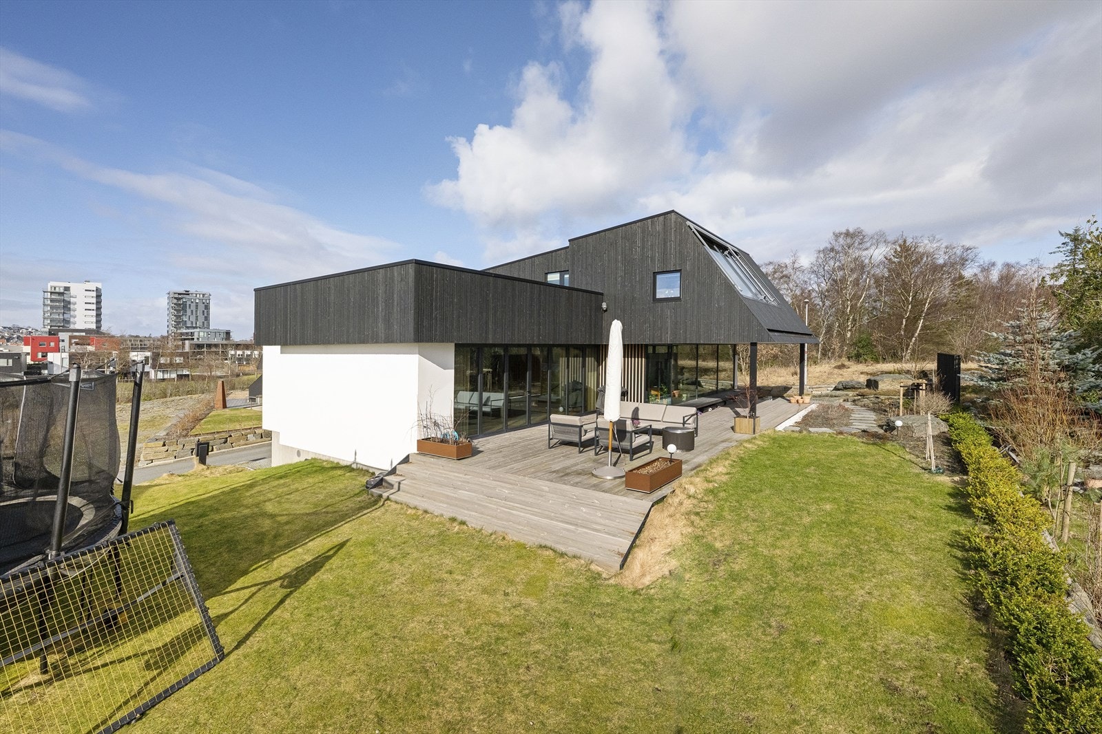 En lekker enebolig tegnet av Tommie Wilhelmsen Galleribilde