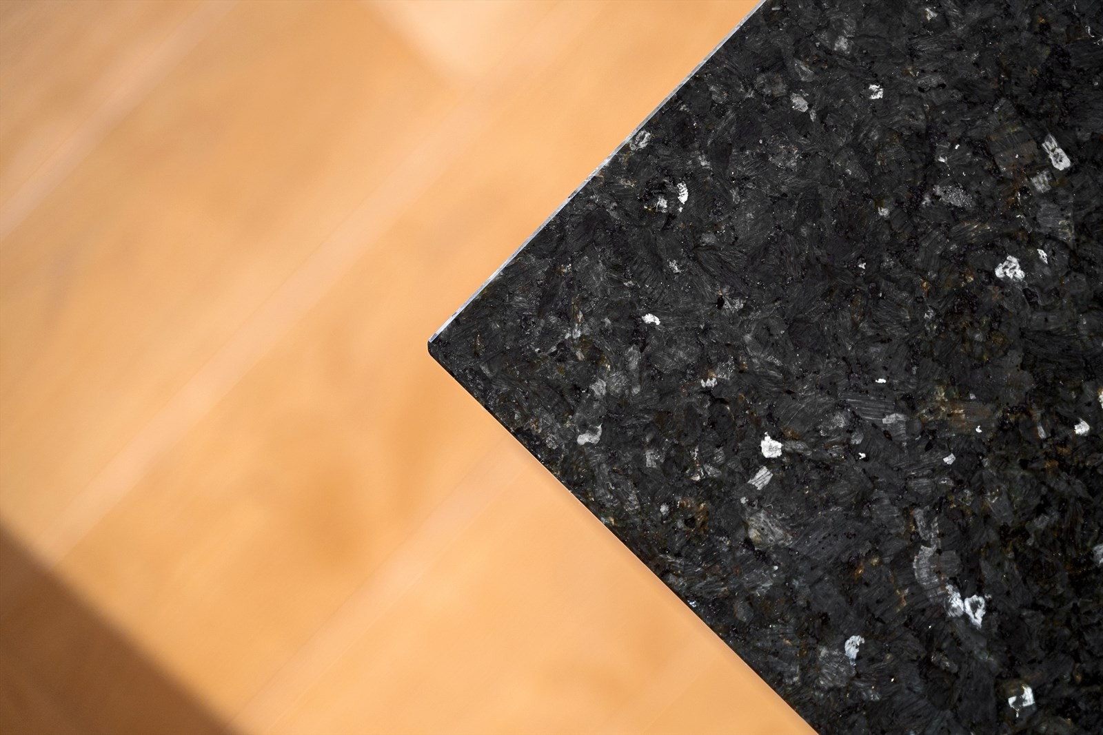 Detalj av benkeplaten produsert i Larvikitt Galleribilde