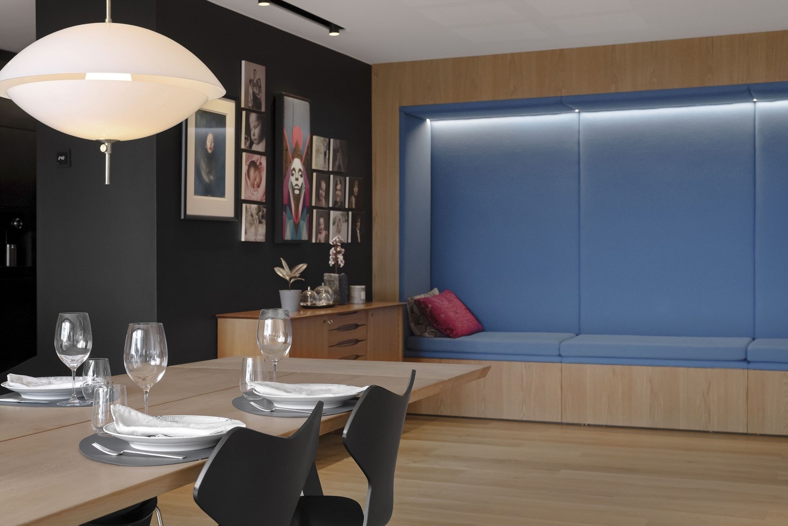 Den stedbygde sofaen med lagring er virkelig en kjekk detalj. En god bok alene eller med barna. En plass for å skape magiske minner. Galleribilde