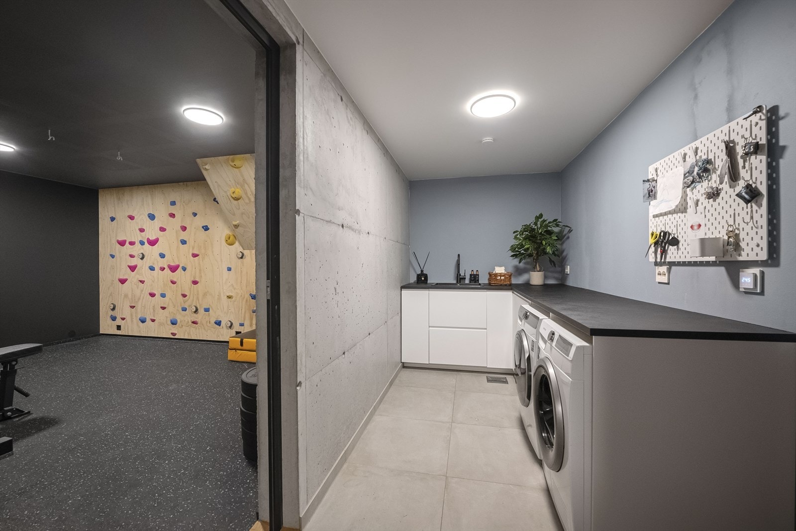 Like ved vaskerommet og rett inn til garasjen er også en praktisk plassering Galleribilde