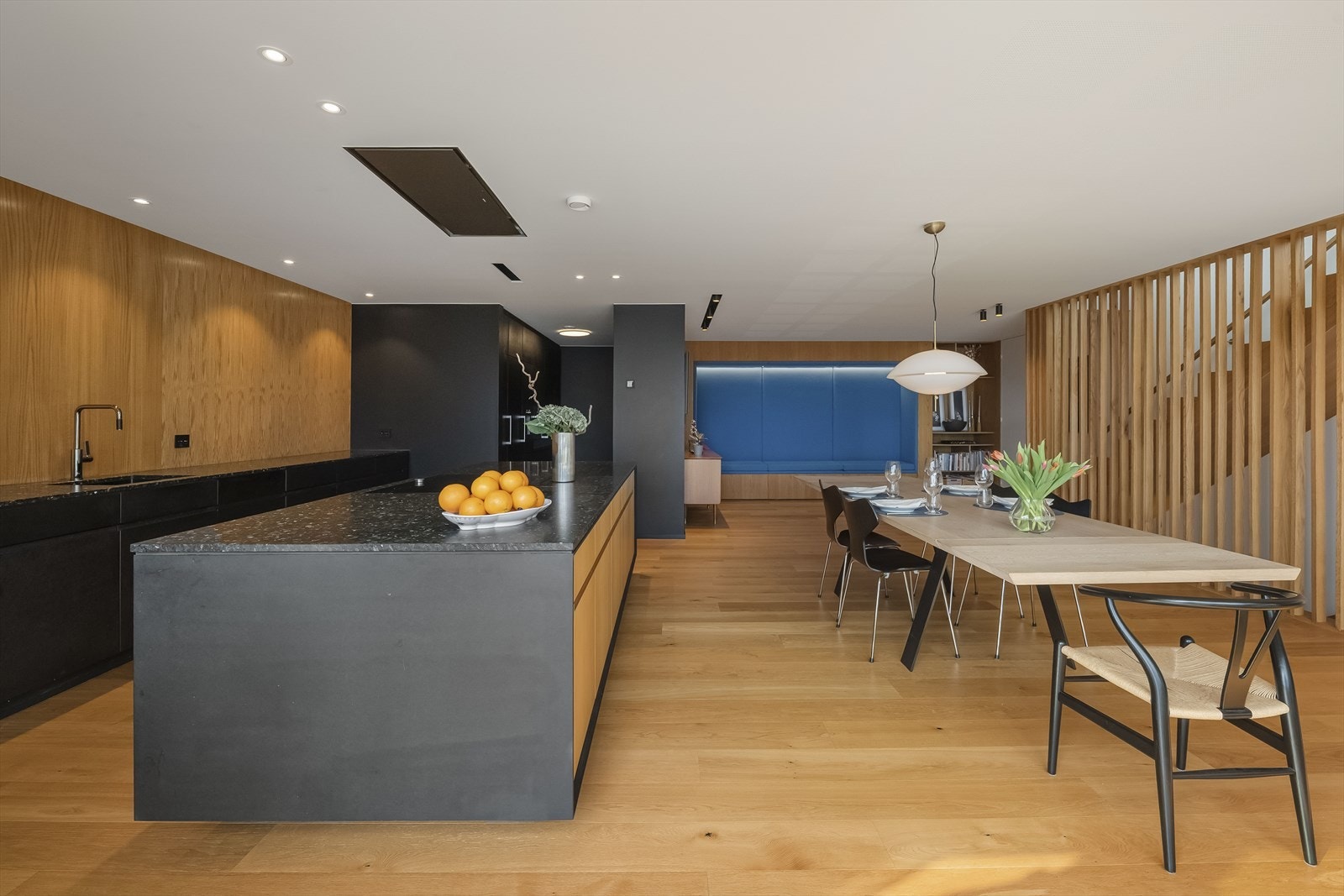 Et lekkert og åpent rom. Her kan du virkelig invitere storfamilien. Og når du kan åpne vindusfasaden for å slippe hagen og sjølukten inn er det tilnærmet perfekt. Galleribilde