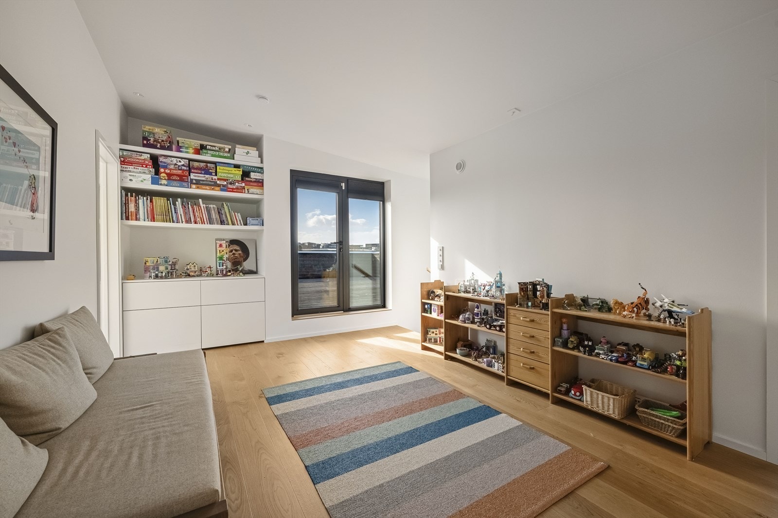 Stue mellom rommene og utgang til takterrassen Galleribilde