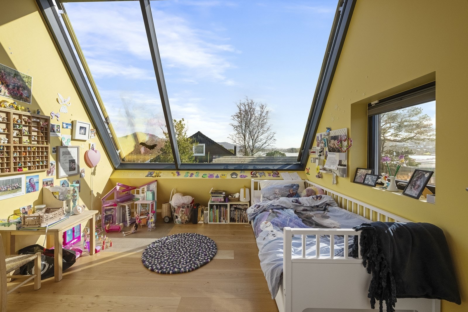 Soverom nr 3 i tredje etasje med et enormt vindu som må ses. Fantastisk utsikt og selvfølgelig utvendig solskjerming. Galleribilde